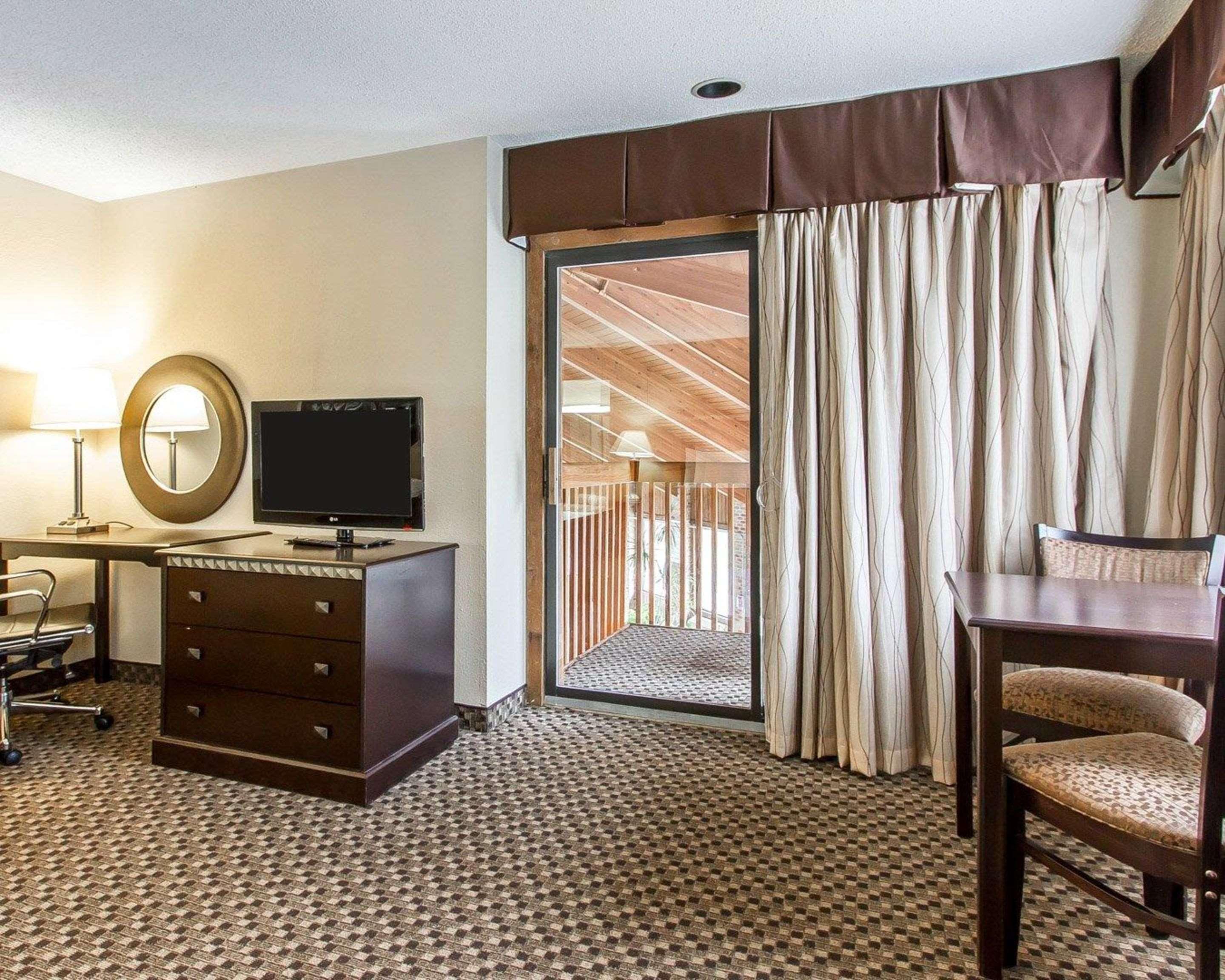 Quality Inn Macomb Near University Area Dış mekan fotoğraf