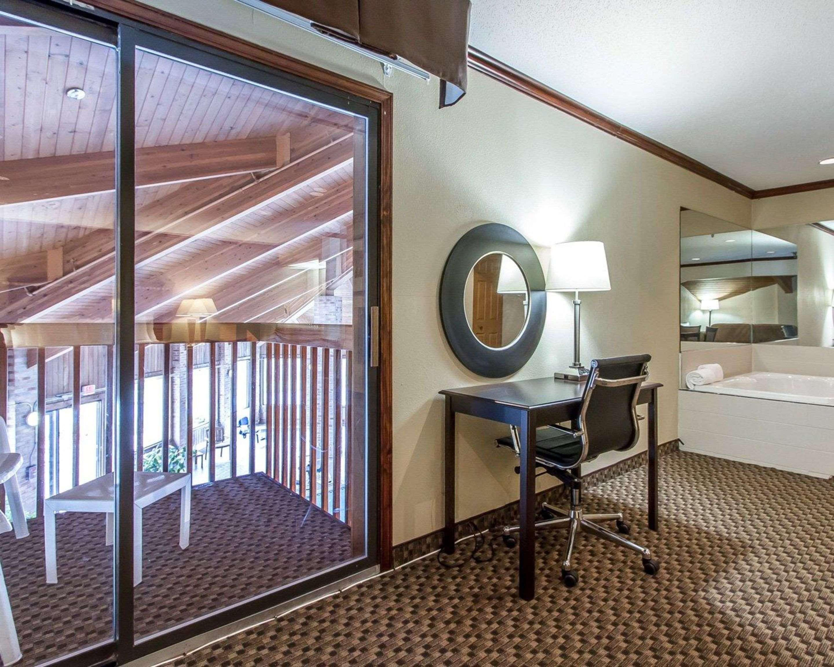 Quality Inn Macomb Near University Area Dış mekan fotoğraf
