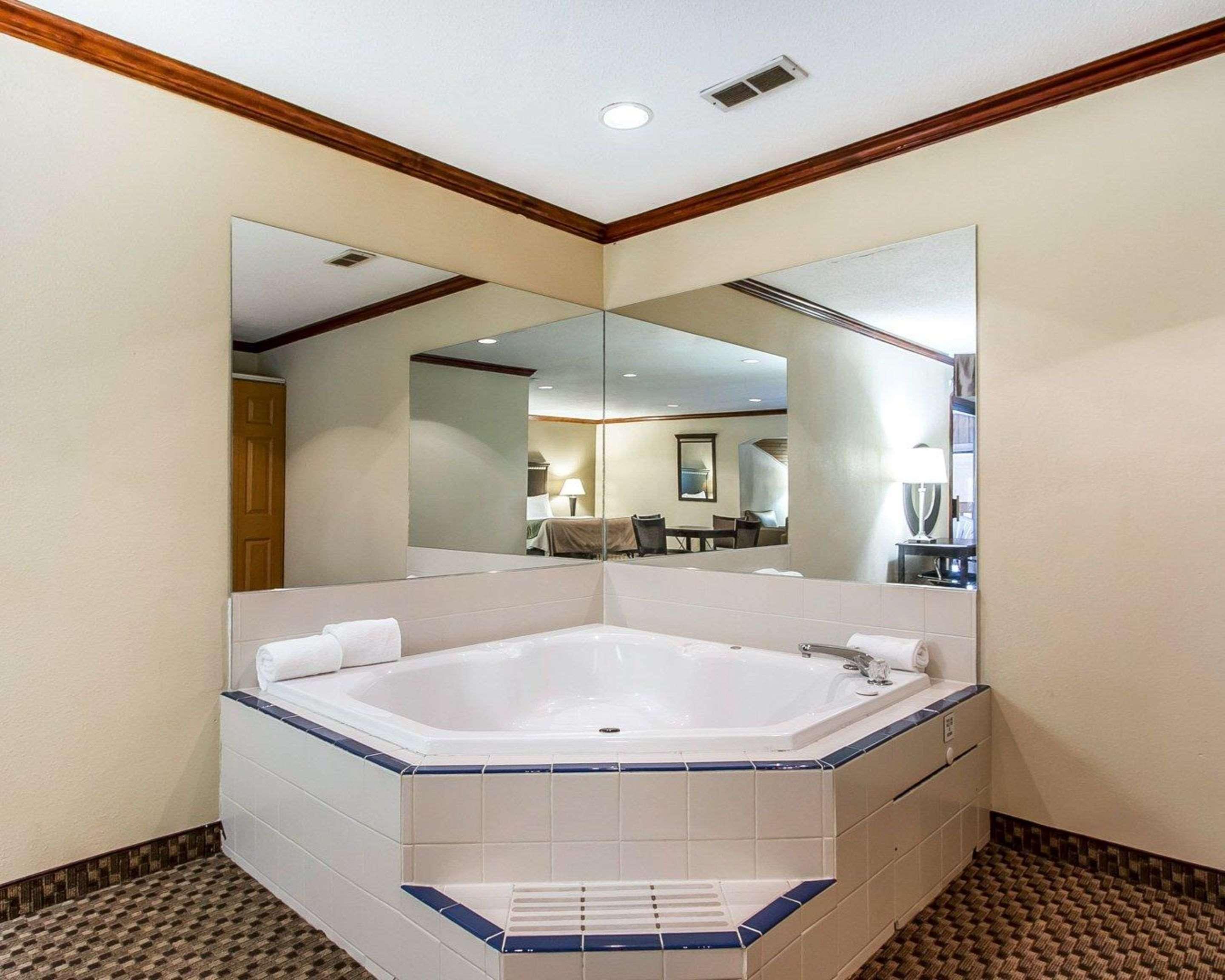 Quality Inn Macomb Near University Area Dış mekan fotoğraf