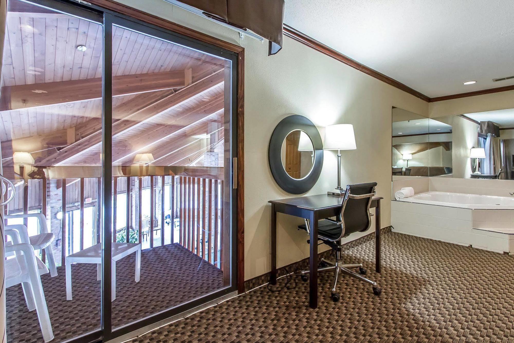 Quality Inn Macomb Near University Area Dış mekan fotoğraf